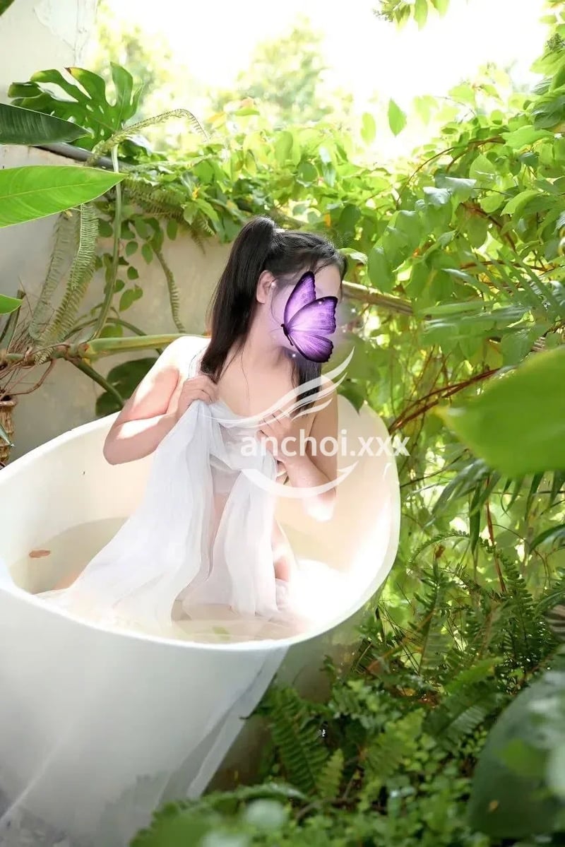 BÉ NHI_ XINH DÂM PHỤC VỤ VUI VẺ NHƯ NY