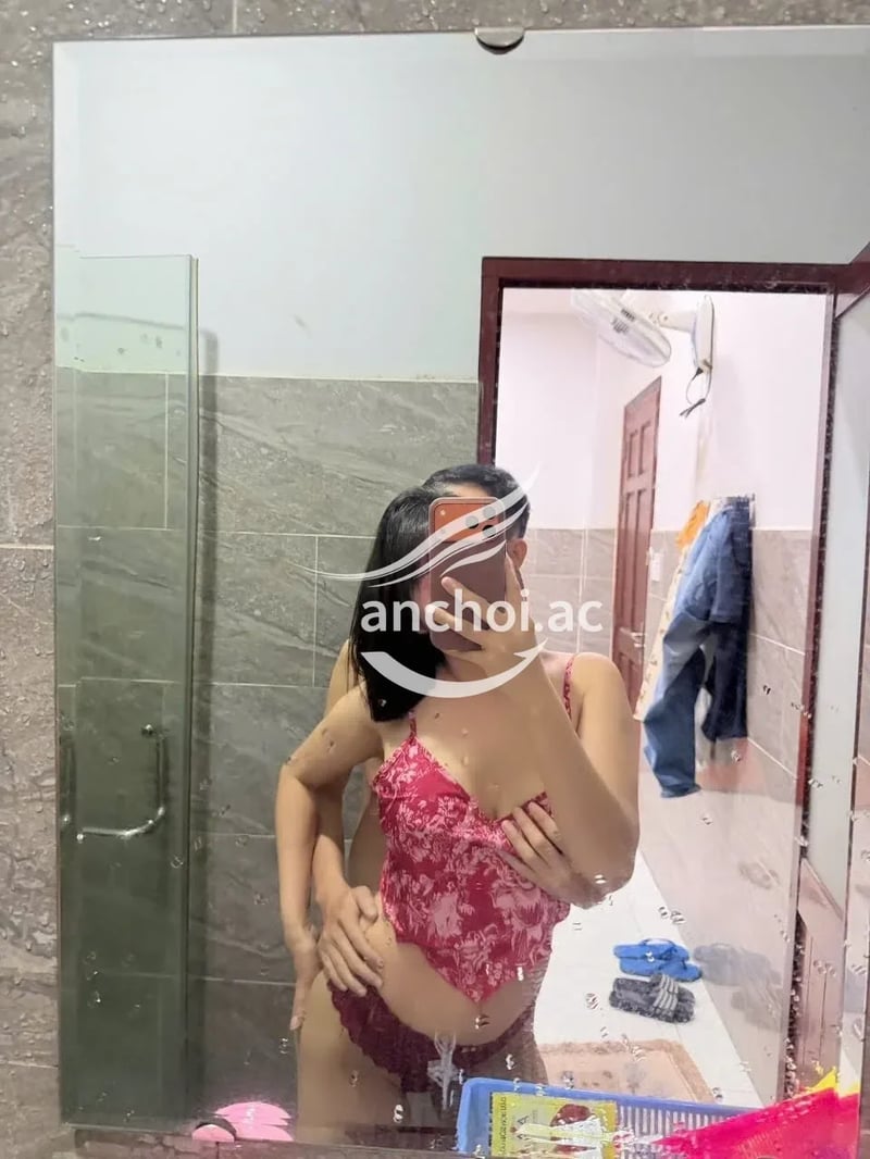 Nay tranh thủ qua chén e quả đúng như ae khen. E xinh, body nuột nà sexy. Làm tì