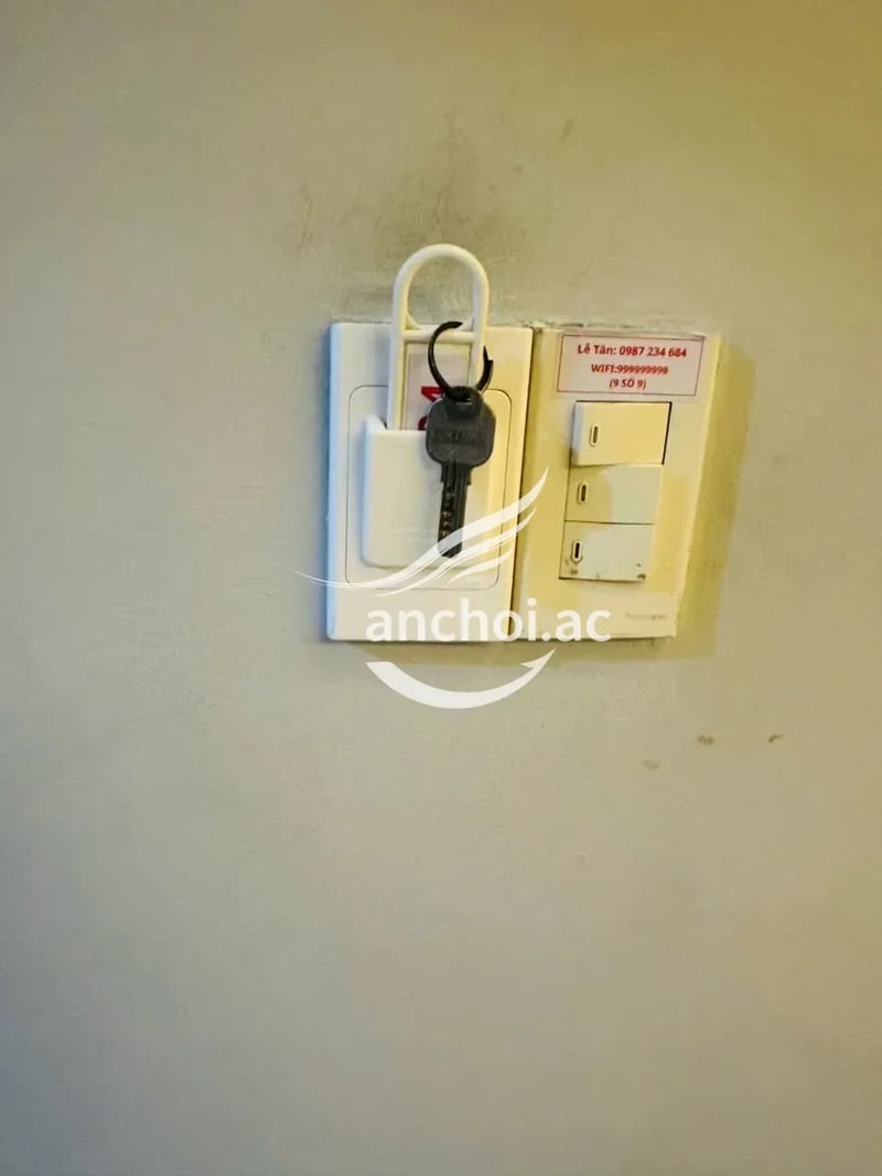 2 cái mép lồn e sưng ụ nhìn đã muốn chịch rồi, hôn 1 chút nước ra ướt cả nệm chị