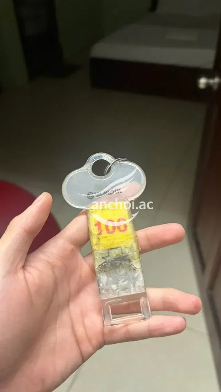 E xinh, cười duyên, nhìn tướng sang nhưng dễ gần lắm, phục vụ khách hàng rất ân 