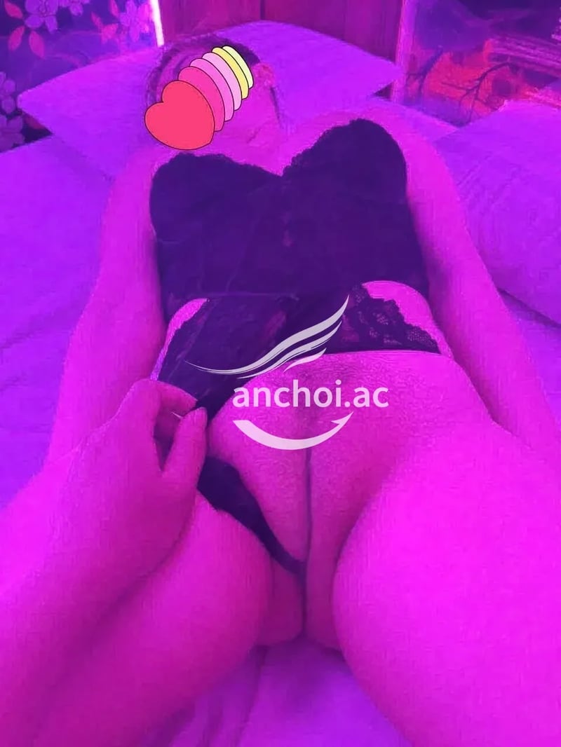 Em nhiệt tình tỉ mỉ chiều mình, liếm từ ti lên cổ rồi chồm lên cưỡi ngựa, vừa dậ