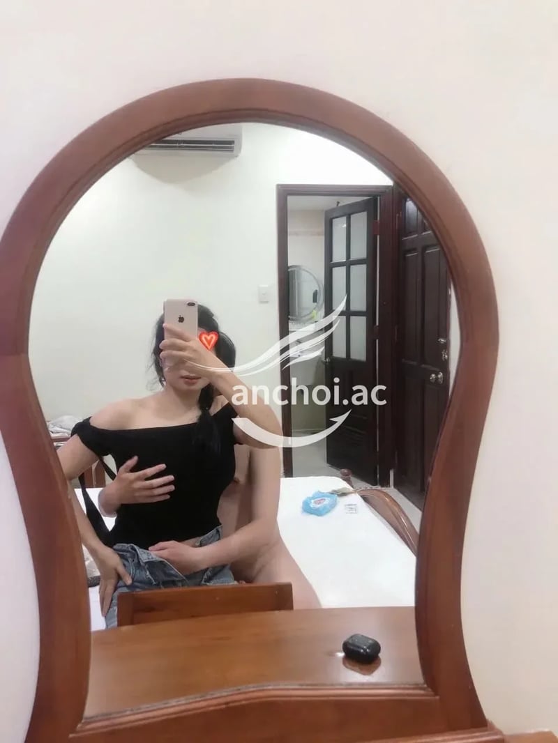 Lần nào gặp em cũng muốn làm 2 cái nhưng sức k đủ, nhìn ánh mắt dâm đãng của em 