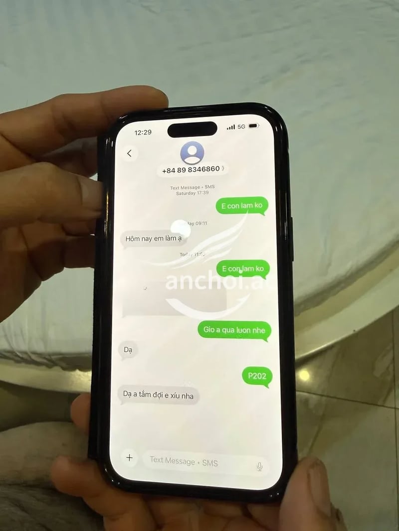 Đã check và report cho anh em:
- xinh gái, da trắng mịn và thơm lắm
- vú đẹp, tr