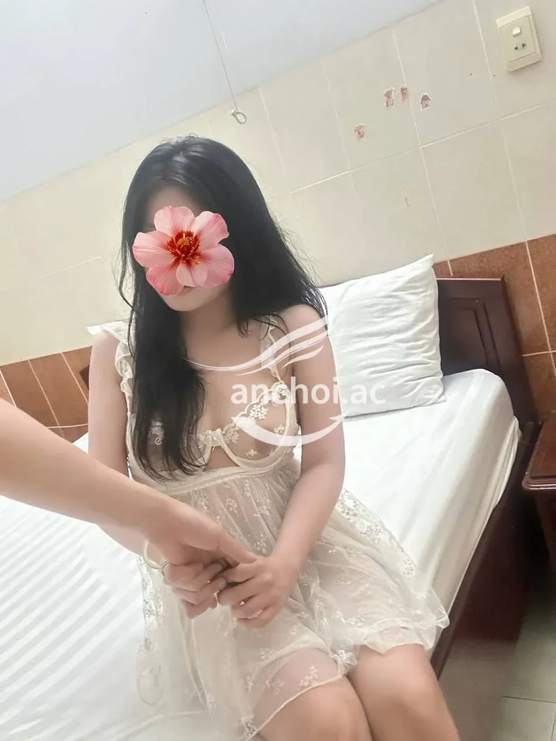 Mặt khá xinh và ngực khá to, Top phân khúc này. Người đẹp không giữ hàng và khéo