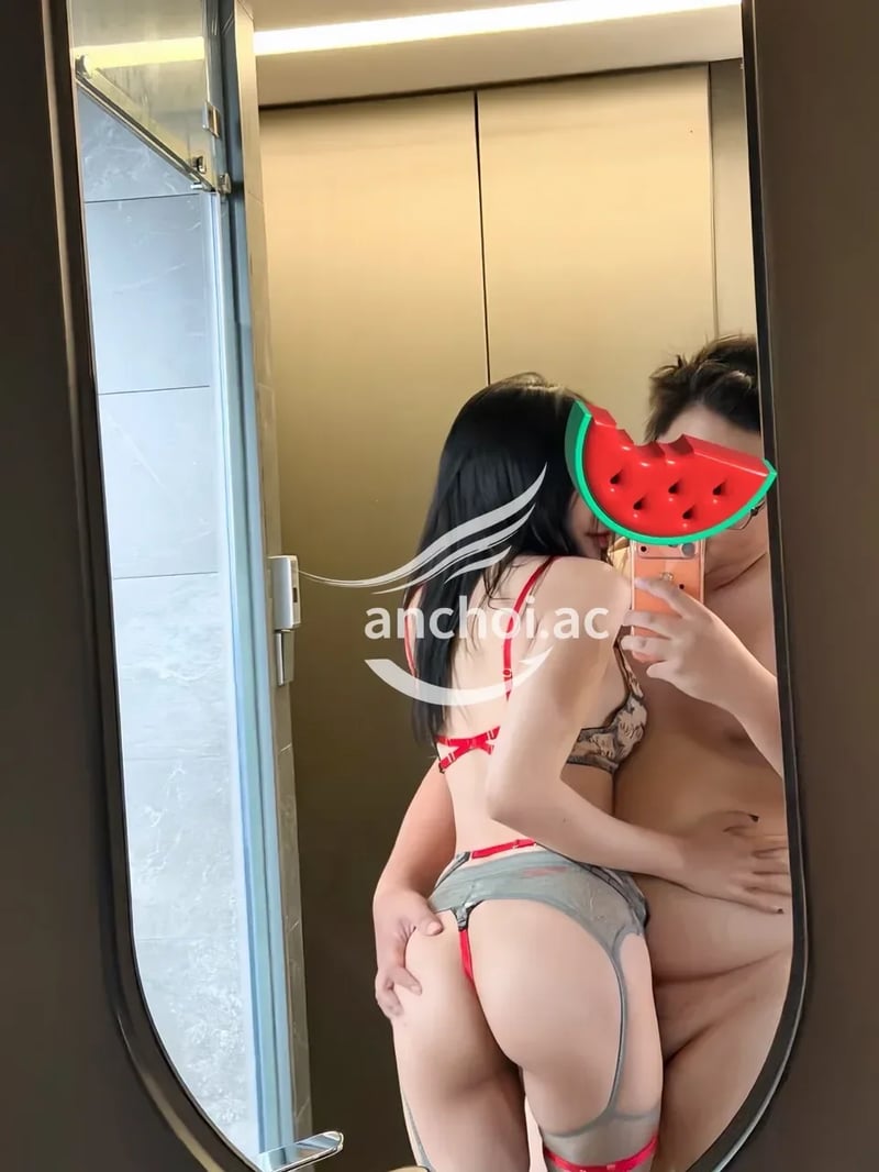 Mới gặp em xong, mông vừa to vừa đẹp, mặt dâm, phục vụ bao phê