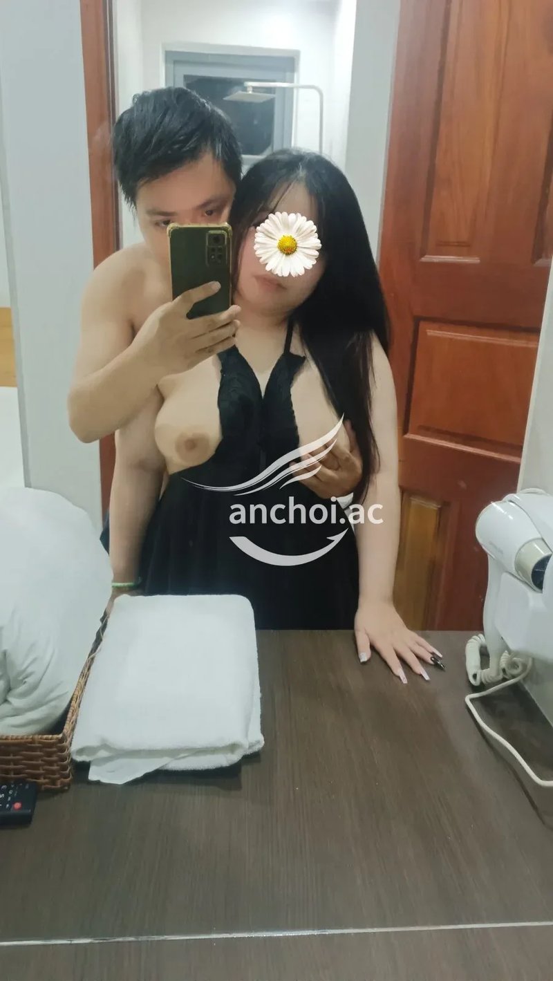 Em dáng mũm mĩm tròn trịa rất dễ thương, mông to chà bá chơi bao phê. Phục vụ ân