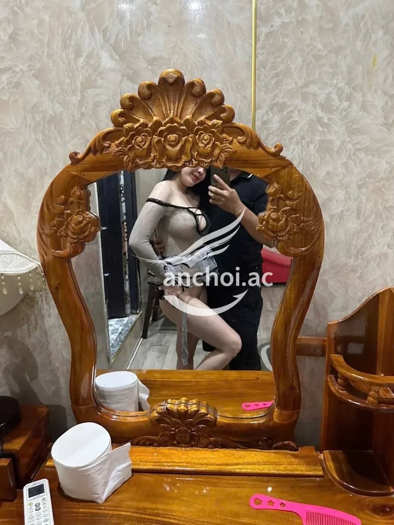 Ngon nha các huynh đệ,e đẹp, rất nhiệt tình và chu đáo,bú cu rất phê, làm tình n — ảnh 3