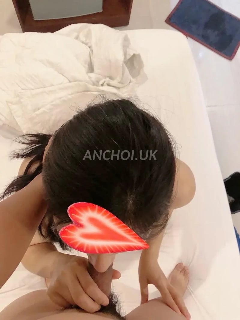 Em này xinh và ngon thực sự, nhìn em nó như mấy em hotgirl vậy, mặt xinh body cũ