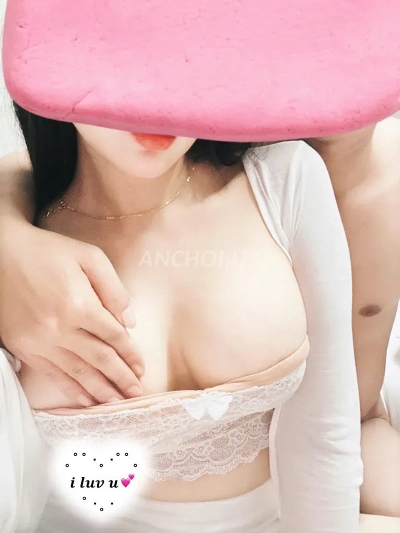 E thơm tho ngọt nước mùi hương rất cuốn hút, vú bướm quá đẹp kg chê vào đâu được
