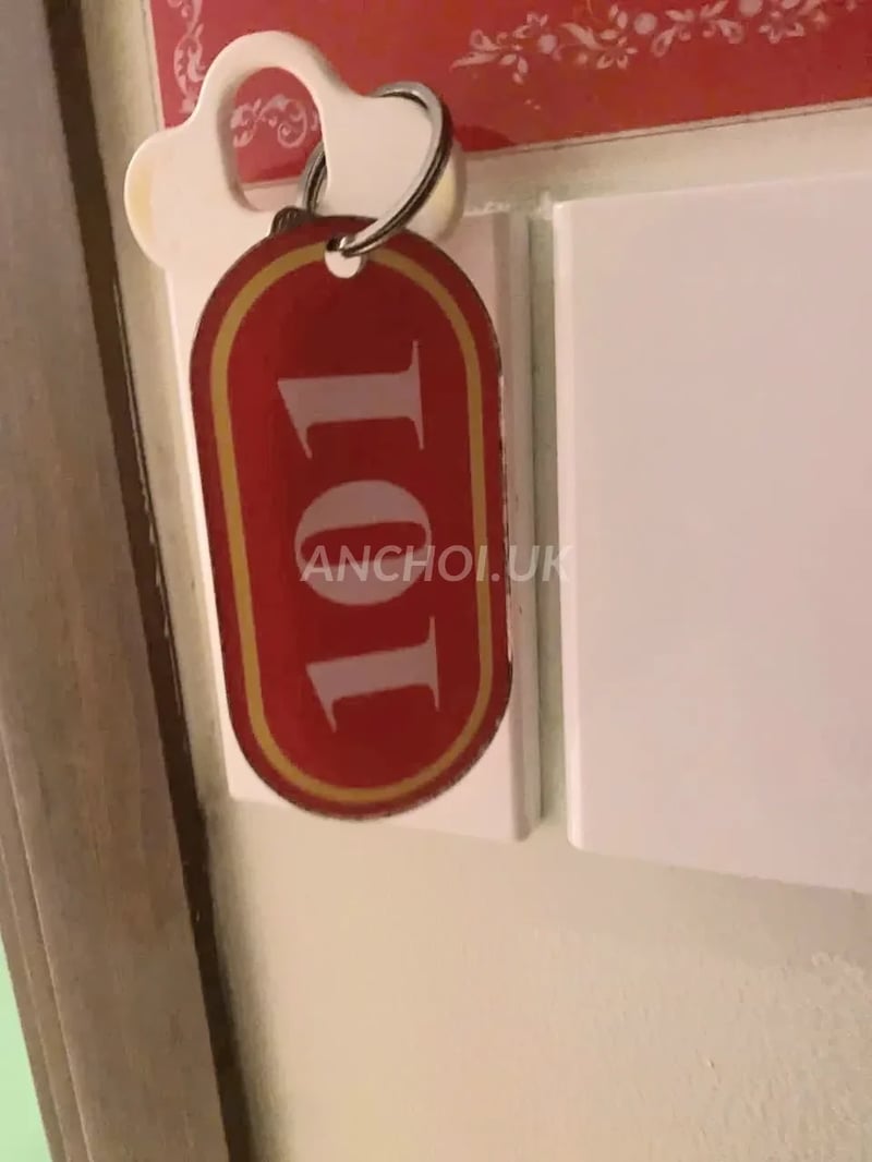 E sở hữu gương mặt rất dễ thương, thân hình gợi cảm, và 1 chiếc lưỡi rất đa năng — ảnh 4