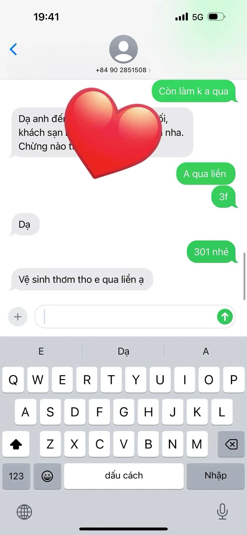 Em này đẹp kiểu làm mình mất tập trung. Da căng bóng, tóc thơm, cười một cái là 