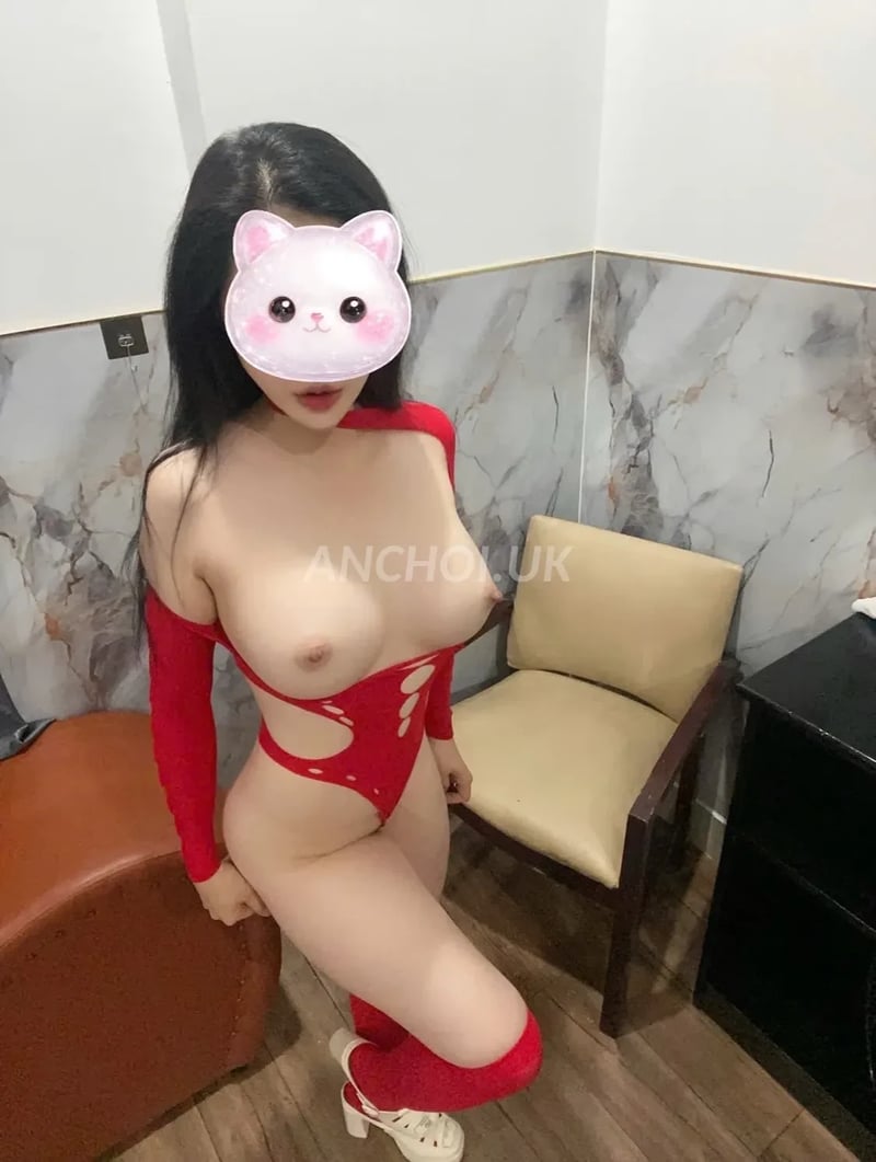 Ấn tượng với ngoại hình tươi tắn ưa nhìn cùng nụ cười duyên dáng của em, đón tiế — ảnh 2